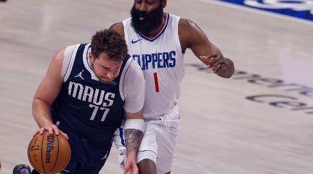 Luka Doncic (izq.) eclipsó a los Clippers para darle la ventaja de 2-1 en la serie a los Mavericks. AP/A. Davis