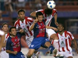 Los futbolistas del Necaxa se disputan el balón durante el partido ante Atlante. MEXSPORT  /