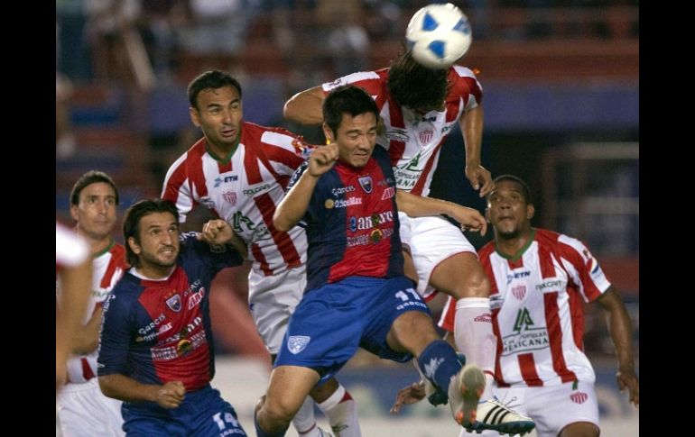 Los futbolistas del Necaxa se disputan el balón durante el partido ante Atlante. MEXSPORT  /