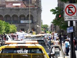 Conductores de grúas de distintas agrupaciones obstruyeron el paso en la calle Ramón Corona-Liceo desde la mañana de ayer. A. GARCÍA  /