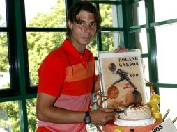 Rafael Nadal celebró con un pastel su cumpleaños número 24. REUTERS  /