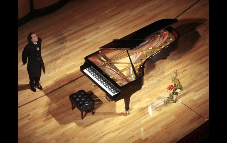 El pianista Gergely Boganyi cerró con broche de oro la decimotercera edición del Festival Cultural de Mayo. S. NÚÑEZ  /