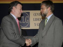 Juan Manuel Santos (izquierda), candidato del Partido de la U, se saluda con Antanas Mockus, del Verde, en un debate en Bogotá. AP  /