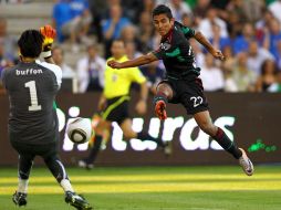 Alberto Medina vence al arquero italiano Gianluigi Buffon, para anotar el segundo gol de México. MEXSPORT  /