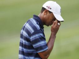 Tiger Woods tuvo un día difícil, y está muy alejado de los líderes. AP  /