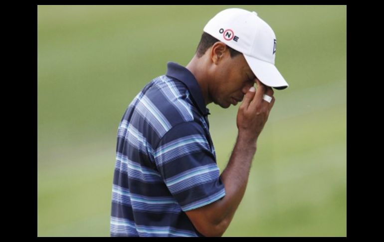 Tiger Woods tuvo un día difícil, y está muy alejado de los líderes. AP  /