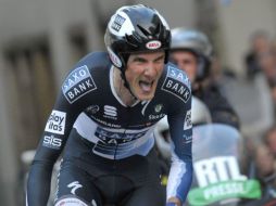 Frank Schleck celebra su triunfo hoy en la segunda etapa de la Vuelta a Luxemburgo. EFE  /