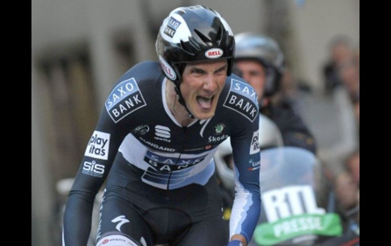 Frank Schleck celebra su triunfo hoy en la segunda etapa de la Vuelta a Luxemburgo. EFE  /