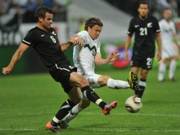 Ryan Nelsen de Nueva Zelandia, compite con Zlatko Dedic de Eslovenia durante el partido amistoso en Maribor. AFP  /