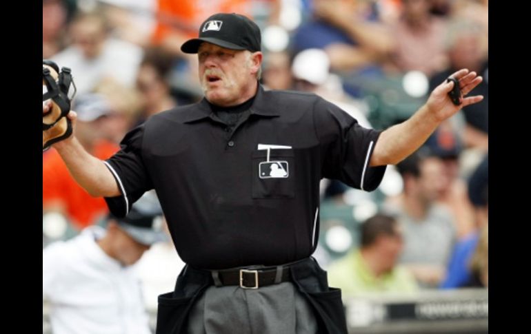 Jim Joyce reacciona después de que Magglio Ordóñez anotó contra los Indios de Cleveland. REUTERS  /