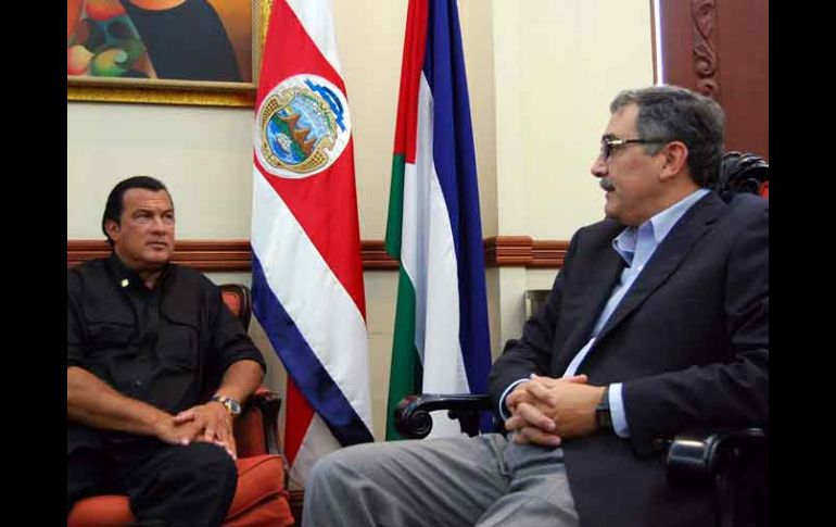 Steven Seagal plática con el canciller de Costa Rica, René Castro. EFE  /