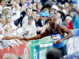 Asafa Powell festeja con los espectadores después de ganar los 100 metros en Oslo. EFE  /