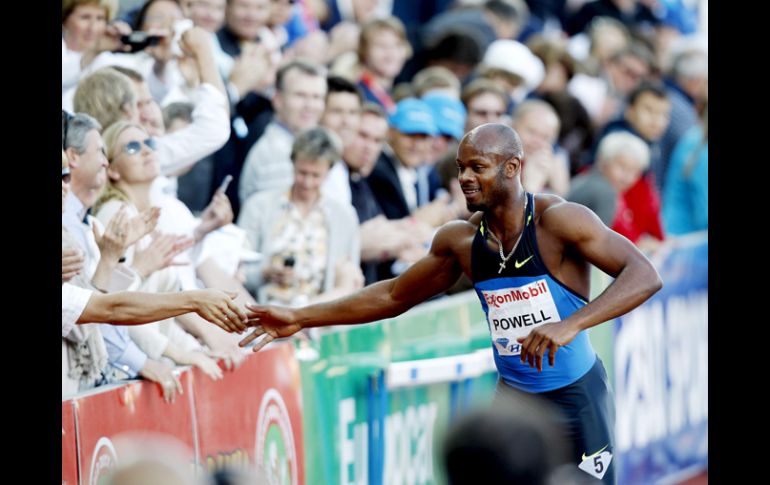 Asafa Powell festeja con los espectadores después de ganar los 100 metros en Oslo. EFE  /