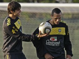 Kaká (izq) y Luis Fabiano (der)  con sudaderas durante sus entrenamientos debido al clima frío en Sudáfrica. AP  /