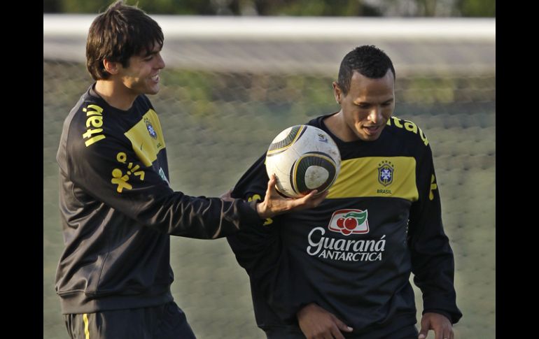 Kaká (izq) y Luis Fabiano (der)  con sudaderas durante sus entrenamientos debido al clima frío en Sudáfrica. AP  /