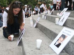 Activistas, familiares y amigos de los niños fallecidos en el incendio de la guardería ABC, acuden al Ángel de la Independencia. EL UNI  /