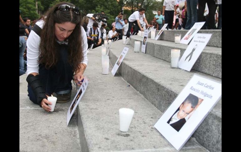 Activistas, familiares y amigos de los niños fallecidos en el incendio de la guardería ABC, acuden al Ángel de la Independencia. EL UNI  /