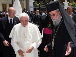 El arzobispo de Chipre, Crisostomos II, da la bienvenida al Papa Benedicto XVI a su residencia en Nicosia. AFP  /