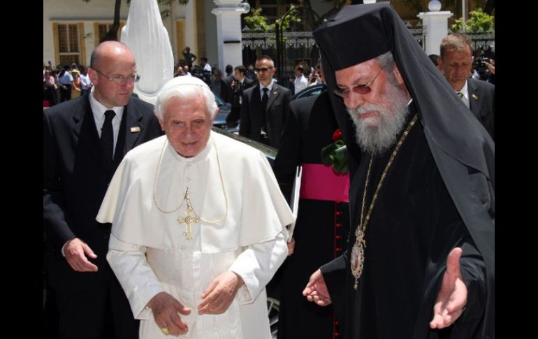 El arzobispo de Chipre, Crisostomos II, da la bienvenida al Papa Benedicto XVI a su residencia en Nicosia. AFP  /