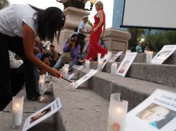 Desde el viernes por la tarde, algunas personas se congregaron en el Ángel de la Independencia para realizar una vigila. NTX  /