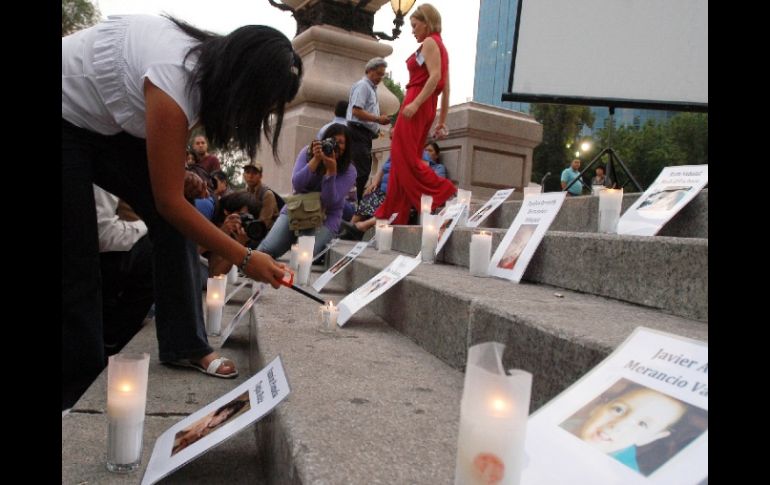 Desde el viernes por la tarde, algunas personas se congregaron en el Ángel de la Independencia para realizar una vigila. NTX  /