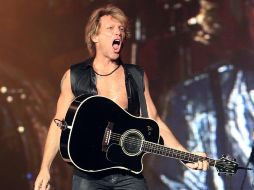 El eternamente joven Jon Bon Jovi lució cuerpo de gimnasio, rubio de peluquería y pecho descubierto. REUTERS  /