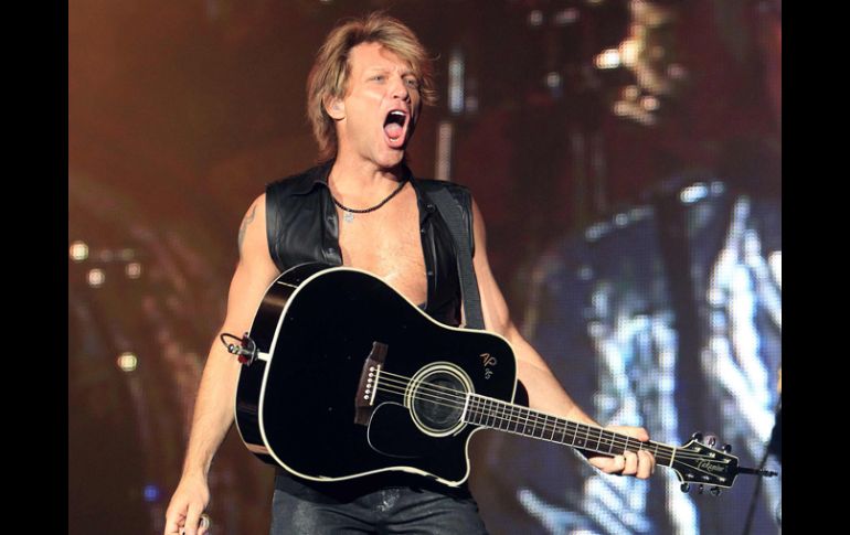 El eternamente joven Jon Bon Jovi lució cuerpo de gimnasio, rubio de peluquería y pecho descubierto. REUTERS  /