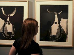 Una mujer observa varios de los grabados que forman parte de la exposición ''Picasso y la Tauromaquia''. EFE  /