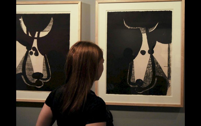 Una mujer observa varios de los grabados que forman parte de la exposición ''Picasso y la Tauromaquia''. EFE  /