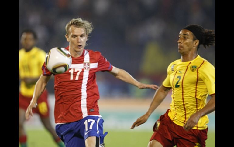 Milos Krasic de Serbia y Benoit Assou-Ekotto de Camerún, durante el partido amistoso. AP  /