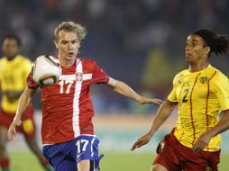 Milos Krasic de Serbia y Benoit Assou-Ekotto de Camerún, durante el partido amistoso. AP  /