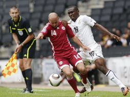 Lee Ghana Addy, compite con Andrejs Pereplotkins de Letonia durante el último partido amistoso. AP  /