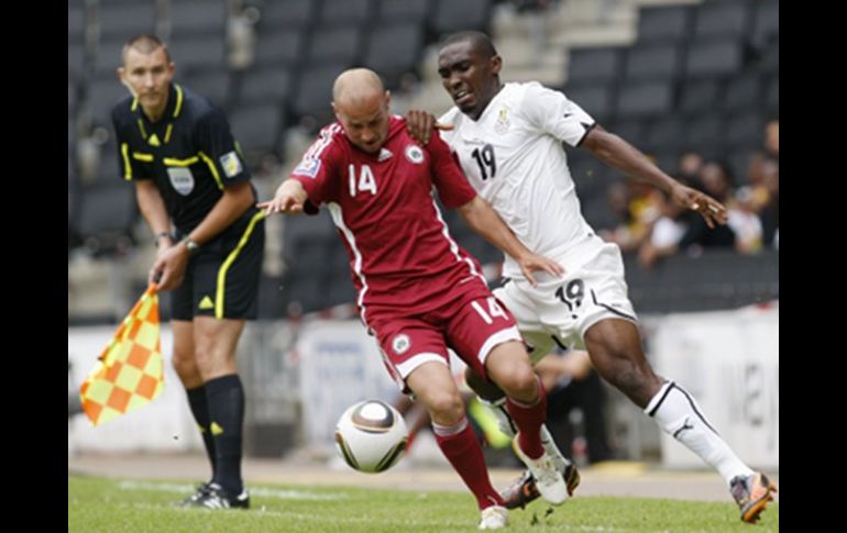 Lee Ghana Addy, compite con Andrejs Pereplotkins de Letonia durante el último partido amistoso. AP  /