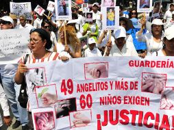 Cientos de personas participaron ayer en una marcha para recordar a los 49 niños que murieron en el incendio de la guarderia ABC. EFE  /