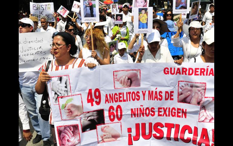 Cientos de personas participaron ayer en una marcha para recordar a los 49 niños que murieron en el incendio de la guarderia ABC. EFE  /