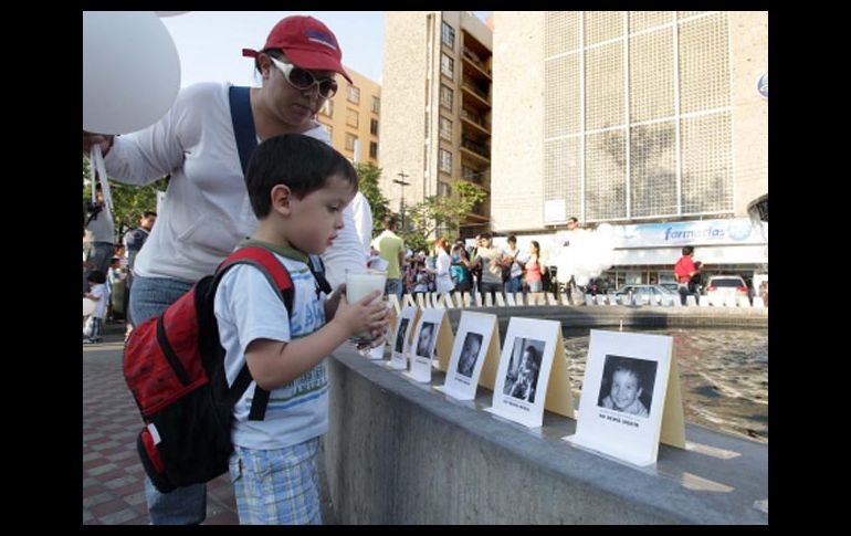 Alrededor de 80 tapatíos se solidarizaron con las familias de niños que fallecieron en el incendio de la guardería ABC. A. CAMACHO  /