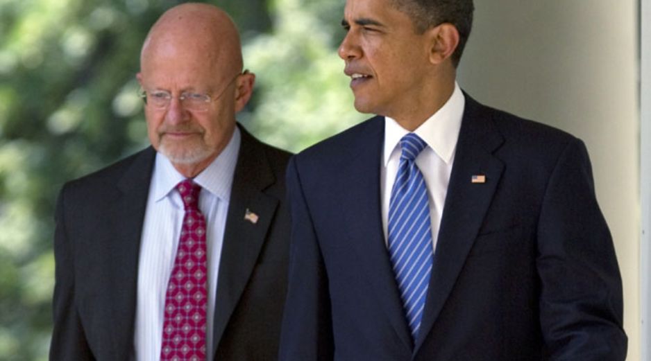 El presidente estadounidense Barack Obama (derecha) acompañado de James Clapper, en la Casa Blanca. AP  /