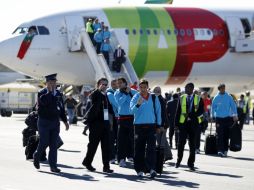 La Selección de Portugal durante su llegada al aeropuerto internacional de Johannesburgo. AP  /