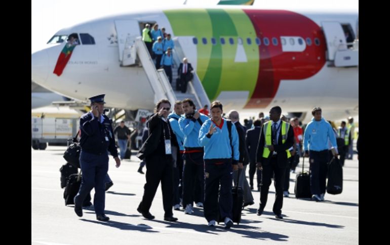 La Selección de Portugal durante su llegada al aeropuerto internacional de Johannesburgo. AP  /