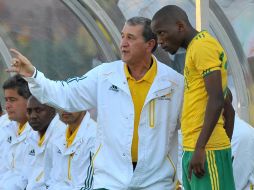 Carlos Alberto Parreira conversa con Kagisho Dikgacoi durante el partido que sostuvieron contra Dinamarca. AFP  /