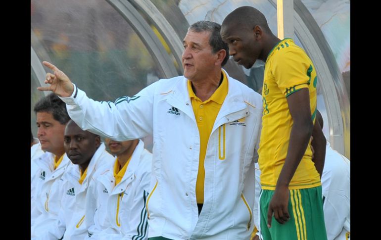 Carlos Alberto Parreira conversa con Kagisho Dikgacoi durante el partido que sostuvieron contra Dinamarca. AFP  /