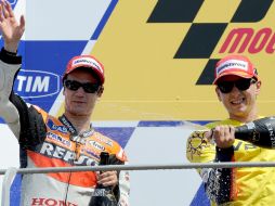 Los españoles Jorge Lorenzo (izq.) y Dani Pedrosa celebran en el podio del Gran Premio de Italia. AFP  /