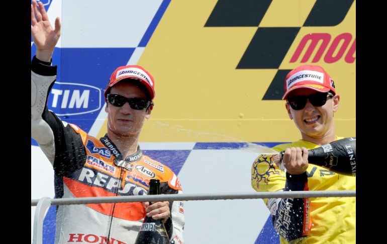 Los españoles Jorge Lorenzo (izq.) y Dani Pedrosa celebran en el podio del Gran Premio de Italia. AFP  /