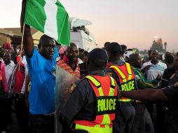 Seguidores nigerianos encaran a la policia local frente al estadio Makhulong. EFE  /