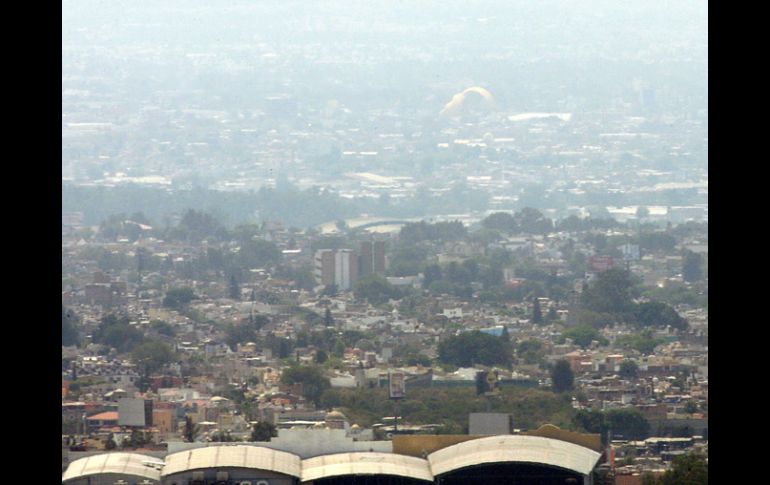 Vista de la contaminación en la zona Oblatos, donde la  Semades activó el plan por contingencia ambiental a principios de mayo. ARCHIVO  /