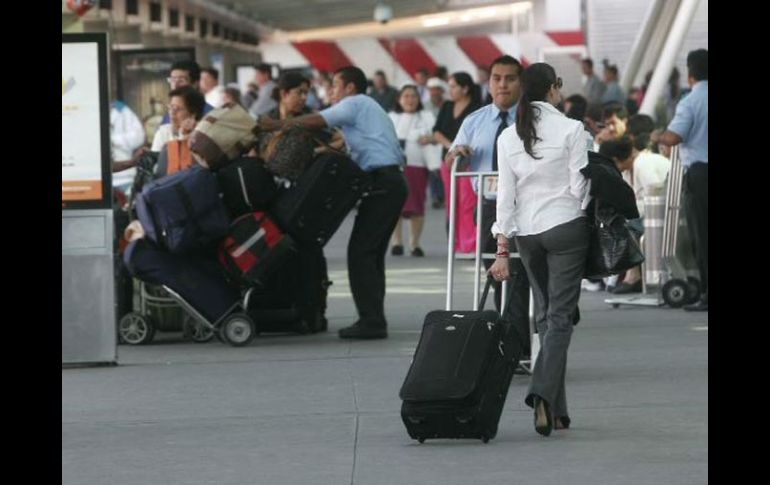 El vocero de la delegación estatal de la PGR, asegura que el dinero ilícito estaría siendo transportado en las mismas maletas. ARCHIVO  /