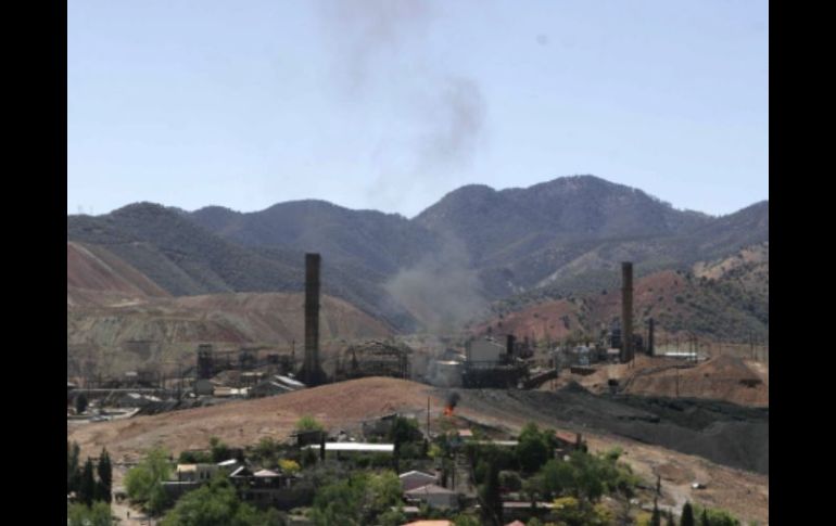 Autoridades negaron haber sido causantes del fuego en la mina, la cual desalojaron ayer. EFE  /