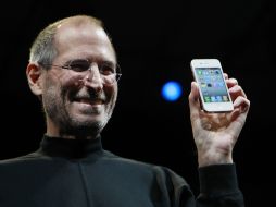 Steve Jobs presentó el iPhone 4, que saldrá a la venta el 24 de junio en Gran Bretaña, Francia, Alemania, Japón y Estados Unidos. AP  /