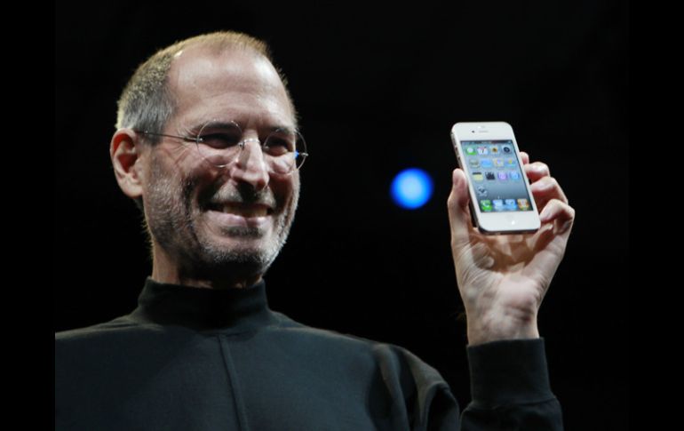 Steve Jobs presentó el iPhone 4, que saldrá a la venta el 24 de junio en Gran Bretaña, Francia, Alemania, Japón y Estados Unidos. AP  /