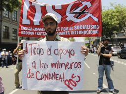 Miembros de un sindicato de electricistas se manifiestan en apoyo a los mineros de Cananea, frente a la Suprema Corte. REUTERS  /